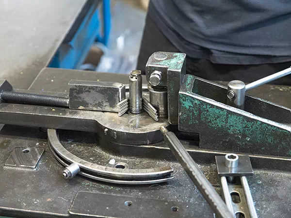 Produzione-sistemi-di-aggancio-ancoraggio-tubi